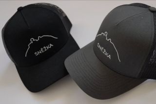 KOLEKCE SNĚŽKA🏔️ pro milovníky hor a stylu!🙌🏻 Naše truckerky se siluetou nejvyšší hory Česka jsou tu pro všechny, kteří...