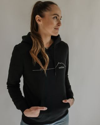 Hory nejsou daleko🤍 – nosíme je na sobě.🫶🏼 Mikina RaJOn Kolekce Sněžka 🏔️ je ready na všechna tvoje dobrodružství.🙌🏻😎...