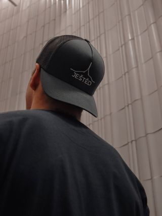 Tohle je můj rajón.🤗 Na hlavě Ještěd, v duši volnost.✌🏼 Nepatřím nikam, ale vím, odkud jsem. 🩵🧢⛰️ Utíkej na www.rajon.cz🇨🇿...